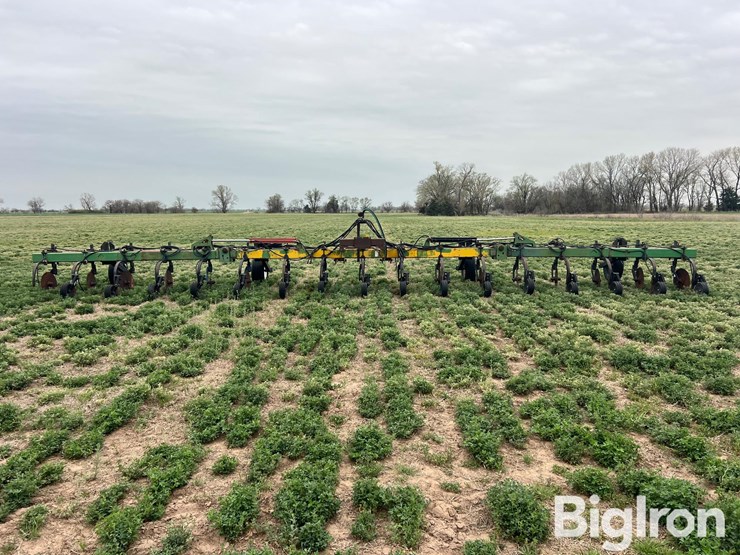 16r30-strip-tiller-image-6