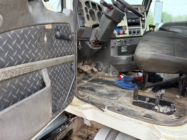 2009-mack-granite-gu713-image-13