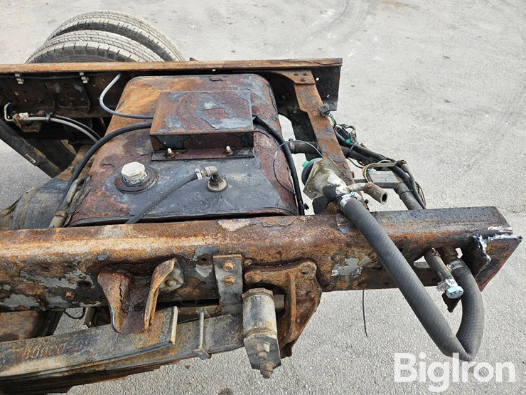 2015-isuzu-npr-image-15