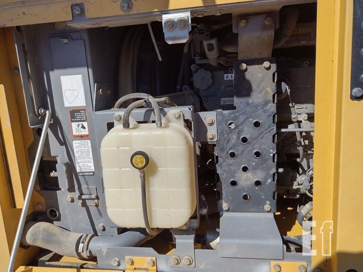 2014-deere-245g-lc-image-46