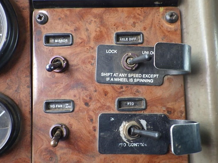 2005-peterbilt-pb330-22'-t/a-fuel-lube-truck-image-76