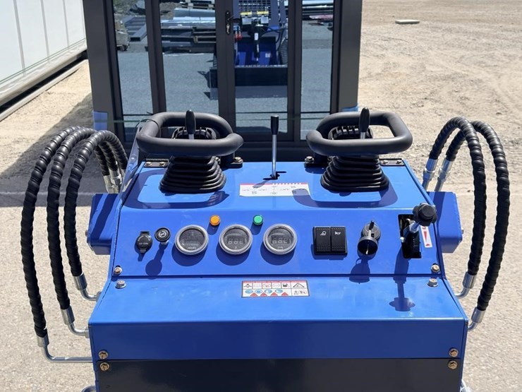 2026-zjg-zj-380-skid-steer-loader-image-10