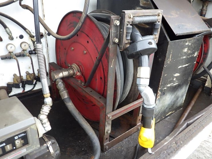 2005-peterbilt-pb330-22'-t/a-fuel-lube-truck-image-17