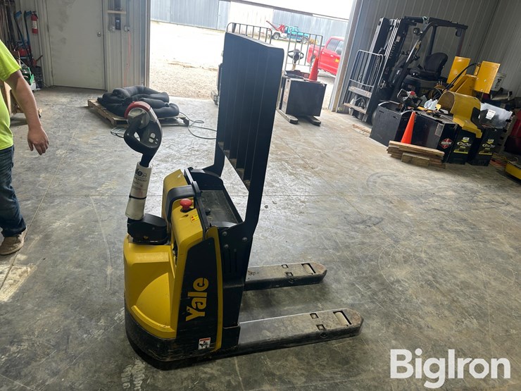 yale-mpb045vgn24t2634-electric-pallet-jack-image-4