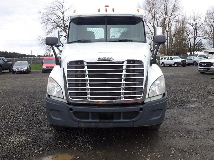 2012-freightliner-cascadia-125-image-2