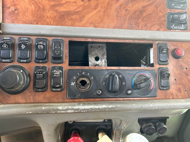 peterbilt-388-image-66
