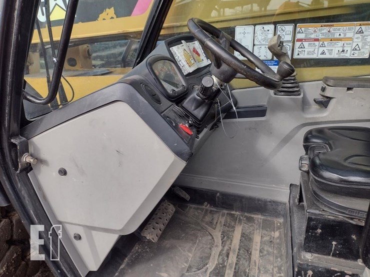 2019-caterpillar-tl1055d-image-11
