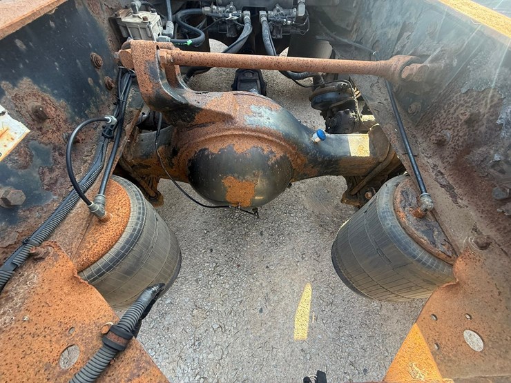 #1262-•-2004-international-9400i-6x4-sleeper-cab-truck-tractor-image-39