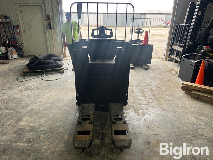 yale-mpe060lvhn24t2736-electric-ride-on-pallet-jack-image-2