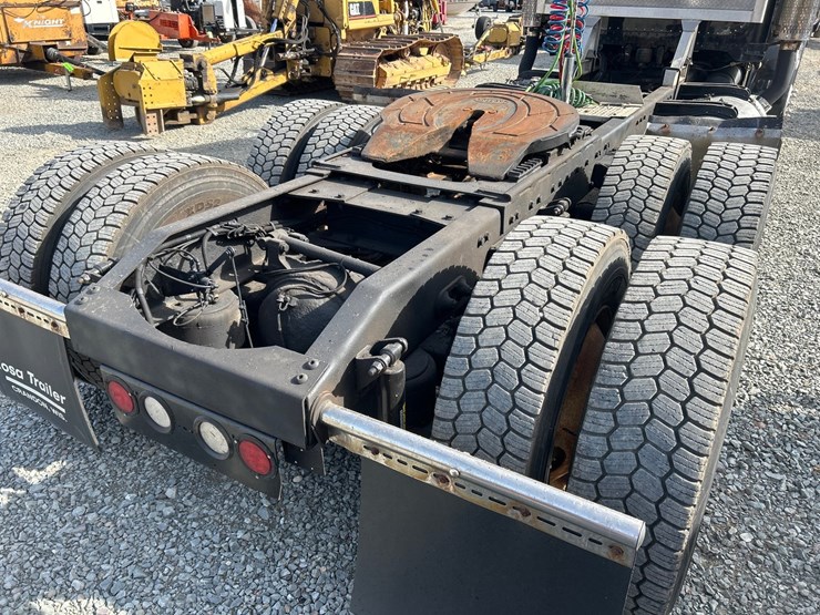 peterbilt-388-image-23