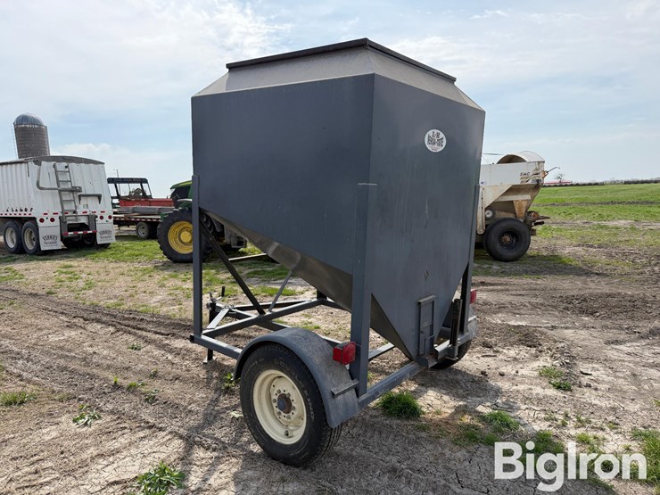 l-h-versa-tote-portable-feed-bin-image-5