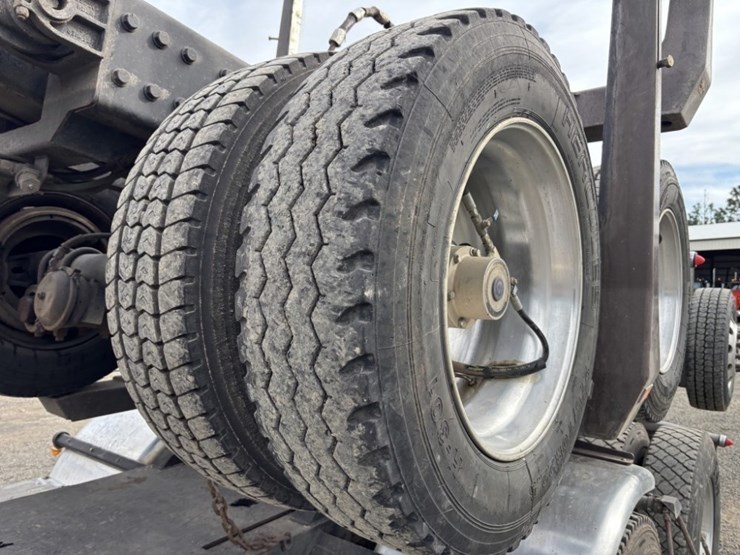 2022-peterbilt-567-image-44