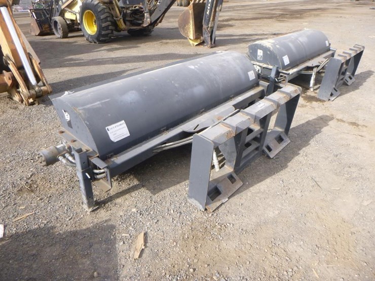 jct-72"-skid-steer-angle-broom-image-4