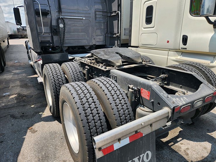 2022-volvo-vnl860-image-2