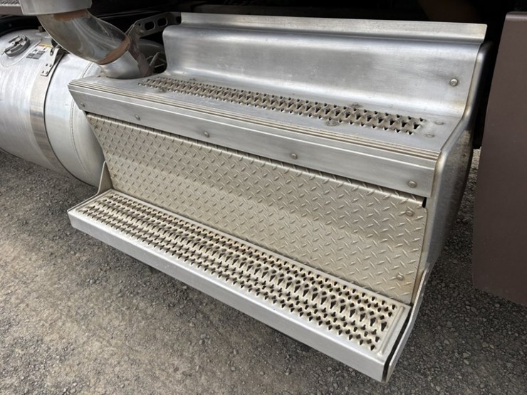 2022-peterbilt-567-image-32