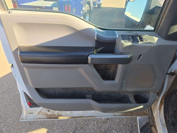 2016-ford-f150-xl-image-11