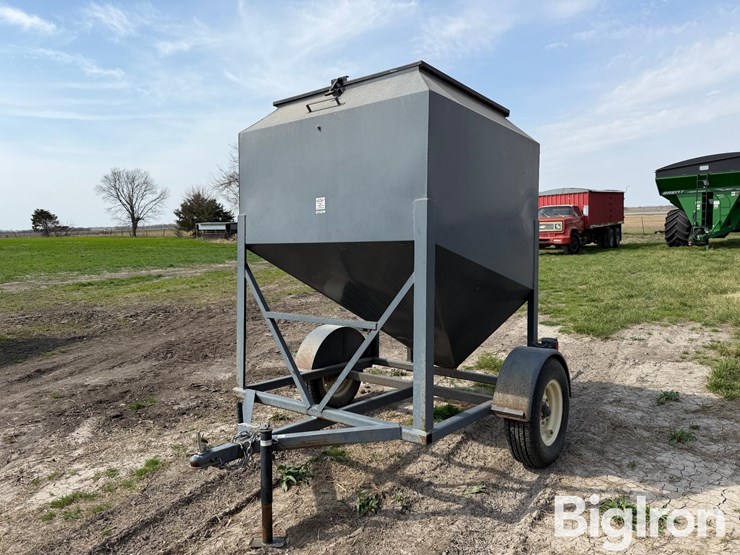 l-h-versa-tote-portable-feed-bin-image-3