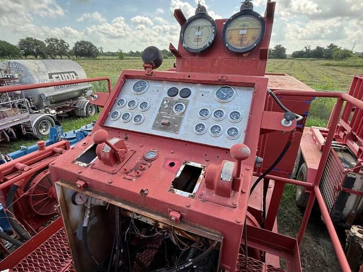 western-rough-rider-1000-hp-10k-triplex-double-pump-trailer-image-3