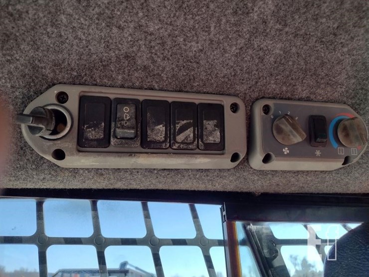 2010-bobcat-t190-image-10