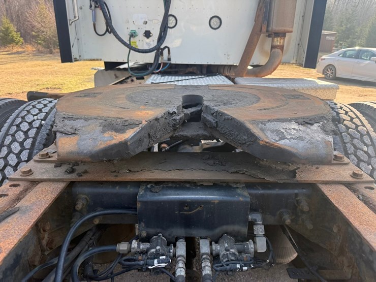 #1262-•-2004-international-9400i-6x4-sleeper-cab-truck-tractor-image-52