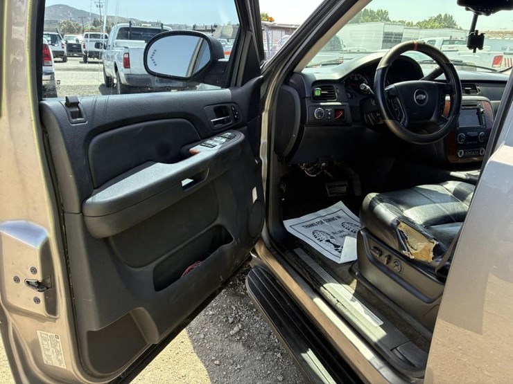 2007-chevrolet-suburban-image-12