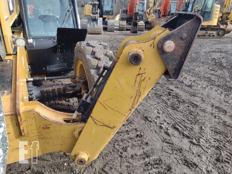 2019-caterpillar-tl1055d-image-17