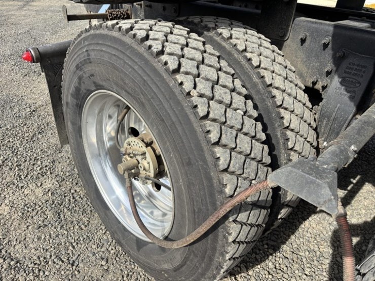 2018-peterbilt-367-image-13