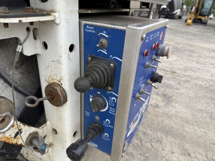 2012-international-7600-image-13