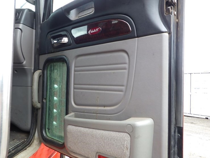 2016-peterbilt-3-axle-logging-truck-image-75