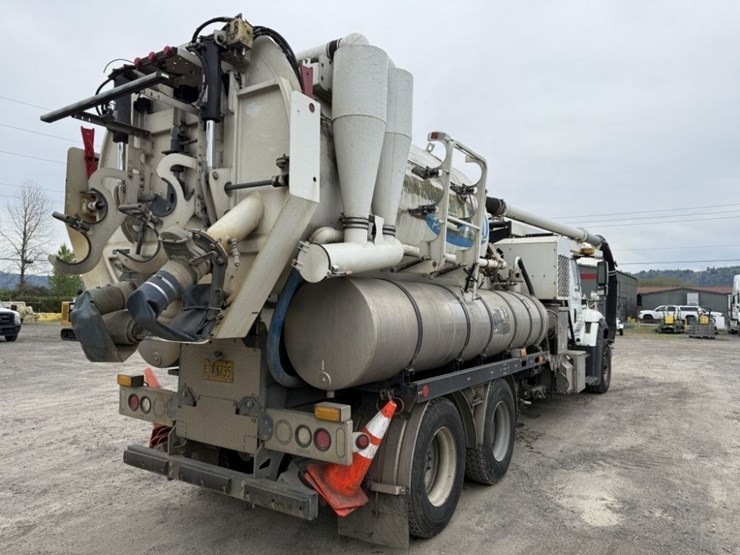 2012-international-7600-image-4