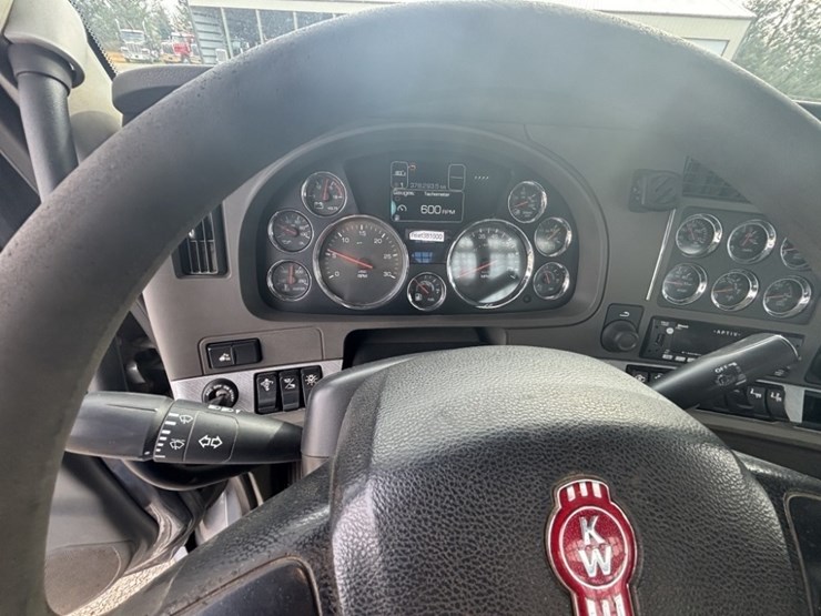 2019-kenworth-t880-image-33