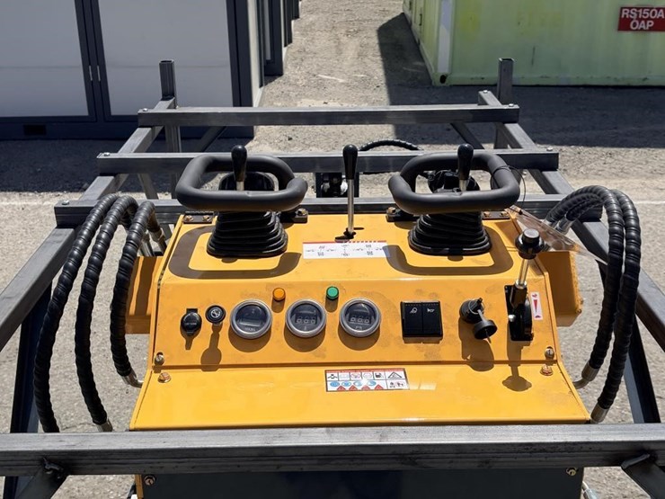 2026-zjg-zj-380-skid-steer-loader-image-10