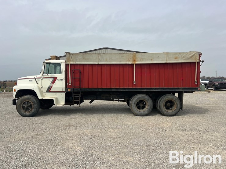 1977-ford-800-image-8