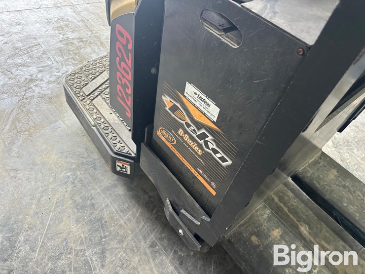 yale-mpe060lvhn24t2736-electric-ride-on-pallet-jack-image-16