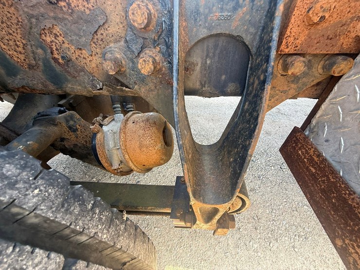 #1262-•-2004-international-9400i-6x4-sleeper-cab-truck-tractor-image-42