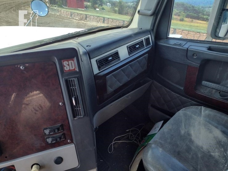 2012-freightliner-122sd-image-9