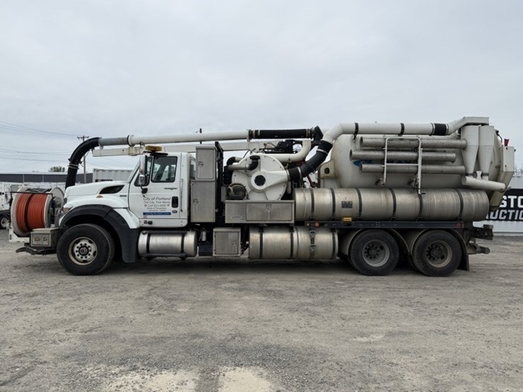 2012-international-7600-image-7