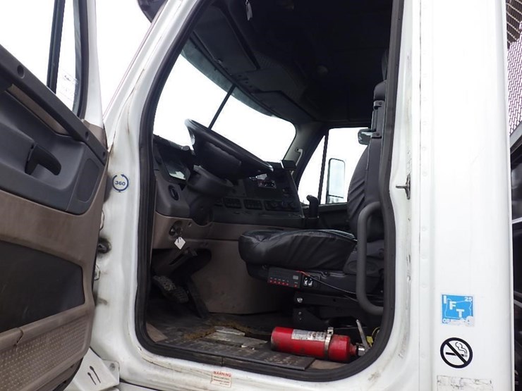 2012-freightliner-cascadia-125-image-80