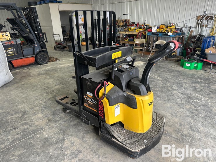 yale-mpe060lvhn24t2736-electric-ride-on-pallet-jack-image-4