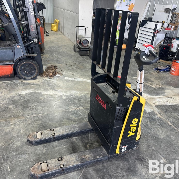Yale MPB045VGN24T2634 Electric Pallet Jack