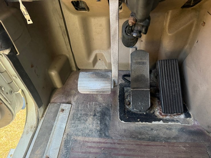 #1262-•-2004-international-9400i-6x4-sleeper-cab-truck-tractor-image-65