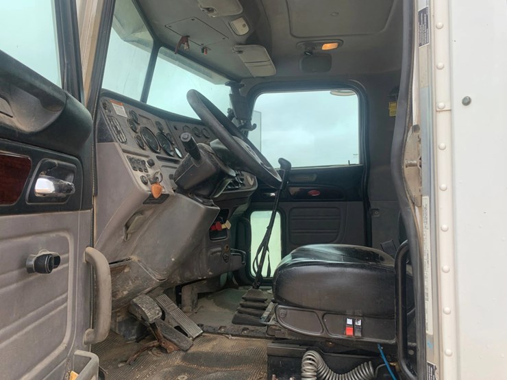 2013-peterbilt-367-image-13