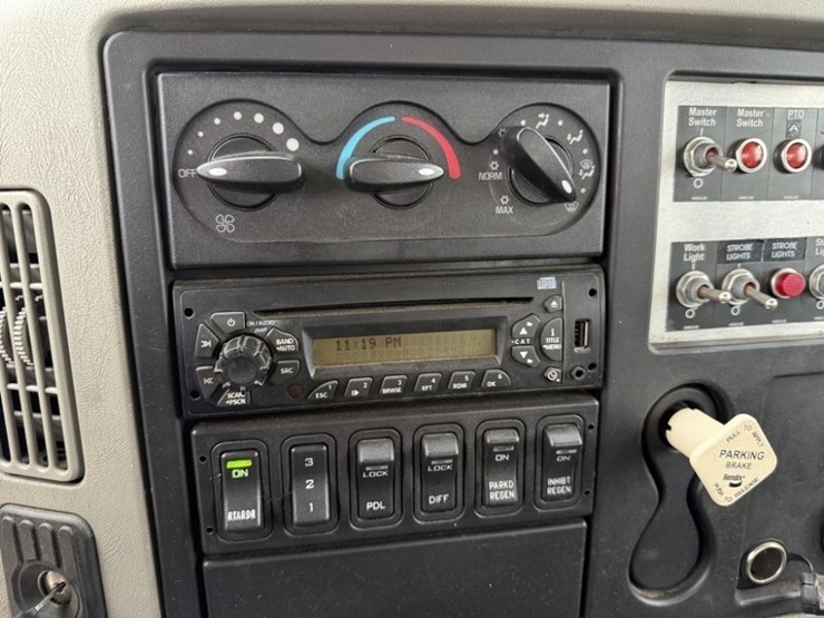 2012-international-7600-image-35