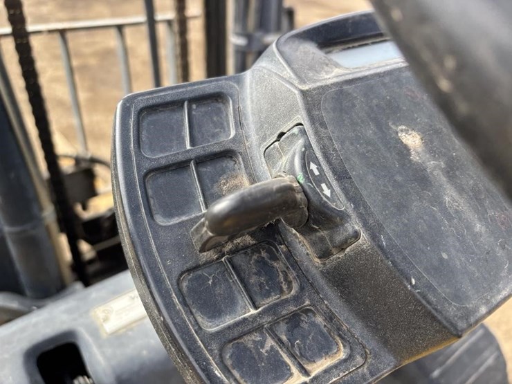 2015-yale-gdp80-forklift-image-21