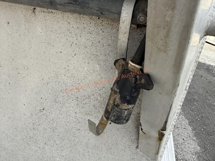 1996-featherlite-8120-image-13