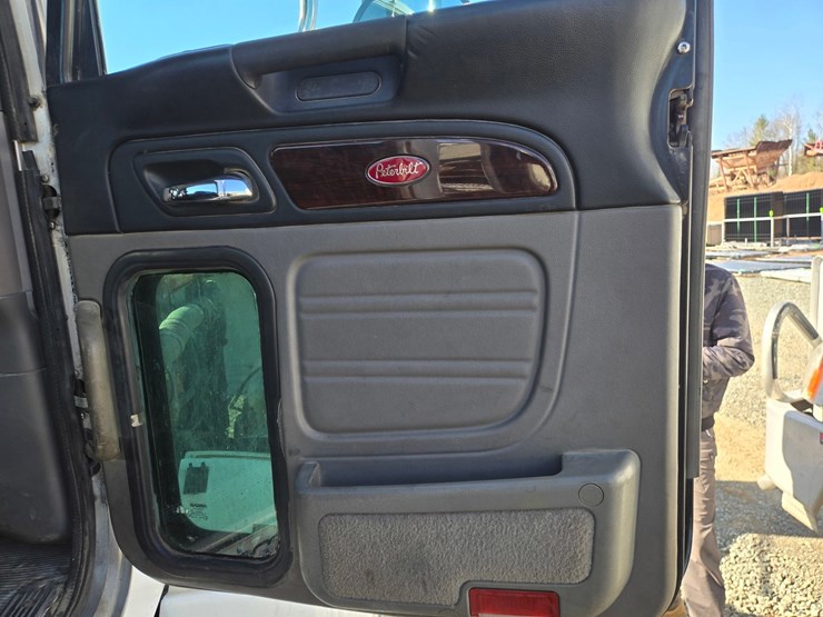 2013-peterbilt-386-image-55