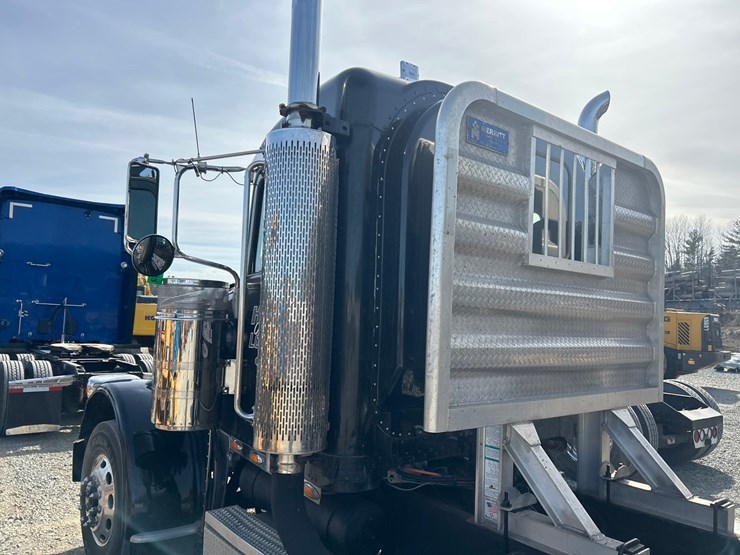 peterbilt-388-image-15