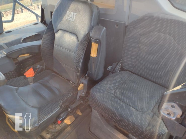 2019-caterpillar-745-image-12