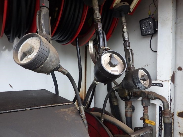 2005-peterbilt-pb330-22'-t/a-fuel-lube-truck-image-15