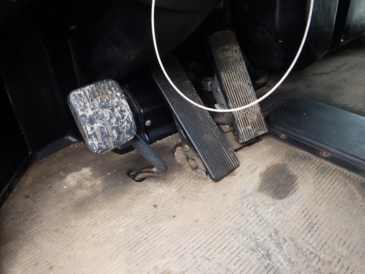 2005-peterbilt-pb330-22'-t/a-fuel-lube-truck-image-67